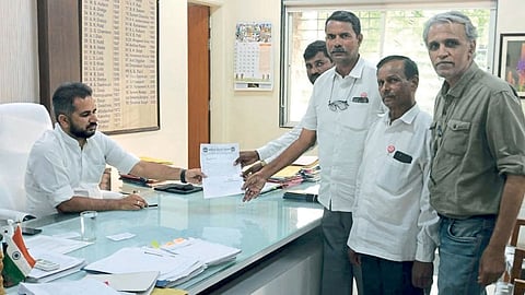 वर्षी कारखान्यांनी तीन हप्त्यांमध्ये उसाचे बिल देण्याचे जाहीर केले