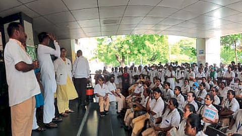 महाराष्ट्र राज्य परिचारिका संघटनेने सरकारकडे केली आहे.