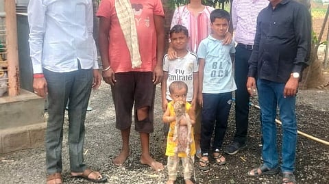 मोरदर : कृष्णा ठाकरे कुटुंबियांनी संगोपन केलेले बिबट्याचे बछडे चिमुकलीच्या कुशित खेळताना