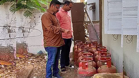 Black market of gas cylinders in Dombivali 2 arrested mumbai