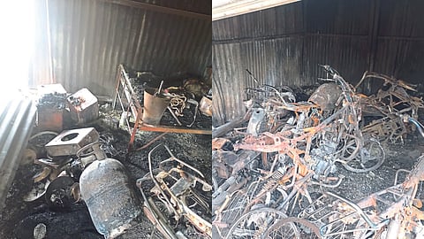 बाणगाव बुद्रुक : बाबासाहेब गायकवाड यांचा गॅरेजला आग लागून खाक झालेल्या दुचाकी व साहित्य