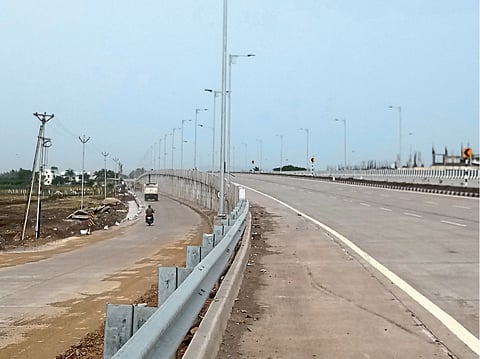 पुलांचे भराव काढले पाहिजेत,