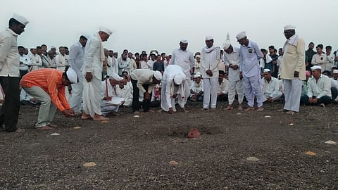 अक्षय तृतीयाच्या मांडणीचे भाकीत जाहीर करताना चंद्रभान महाराजांचे वंशज पुंजाजी महाराज वाघ व सारंगधर महाराज