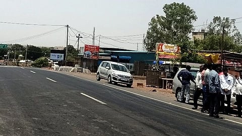 गतीरोधक टाकण्याची ग्रामस्थांची मागणी आहे.