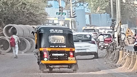 नाशिक : खडकाळी सिग्नल परिसरातील अर्धवट कामामुळे हवेत उडणारे धूलिकण