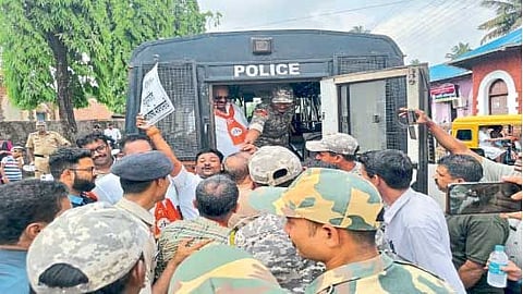 शिवसेनेच्या कार्यकर्त्यांना शनिवारी पोलिसांनी ताब्यात घेतले.