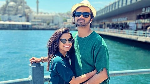 marathi actress hruta durgule honeymoon photo in turkey