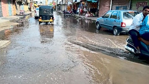 Parli pipeline burst water wasted