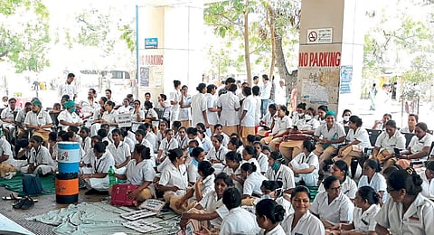 परिचारिकांच्या काम बंद आंदोलनाचा फटका रुग्णसेवेला बसला आहे.