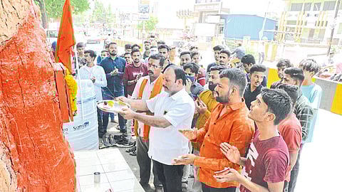 धुळे नाका परिसरातील हनुमान मूर्तीसमोर हनुमान चालिसा पठण करताना मनसेचे जिल्हाध्यक्ष विजय चौधरी यांच्यासह पदाधिकारी