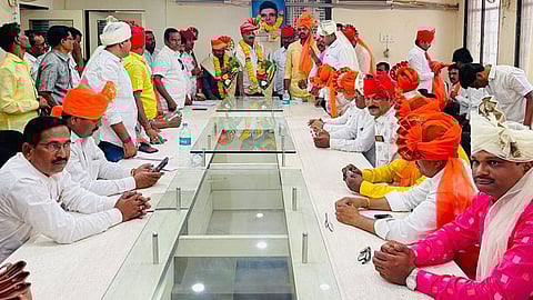 इंदापूर तालुका प्राथमिक शिक्षक सहकारी पतसंस्थेचे नूतन सभापती आदिनाथ धायगुडे, उपसभापती रामचंद्र शिंदे व संचालक मंडळाचा सत्कार करताना राष्ट्रवादी काँग्रेसचे नेते दीपक जाधव. सोबत माजी सभापती दत्तात्रेय तोरसकर, नानासाहेब नरुटे व मान्यवर.