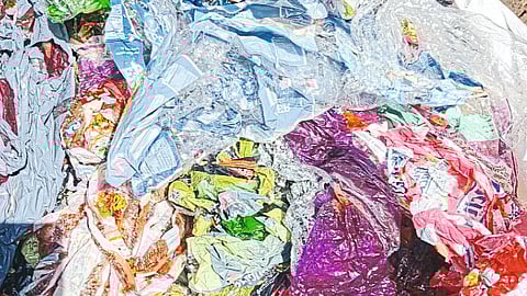 नाशिक : बाजारपेठेत दैनंदिन कामातून निघालेला प्लास्टिक पिशव्यांचा कचरा