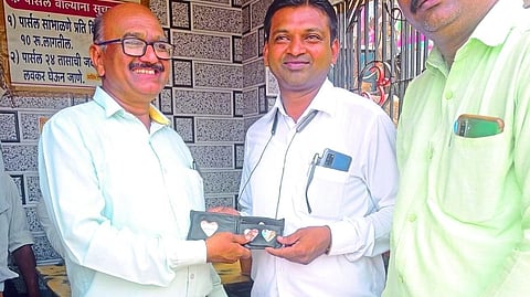 शिक्षकाच्या कृतीमुळे समाजापुढे आदर्श; टॅक्सी चालकाचे पाकिट केले परत
