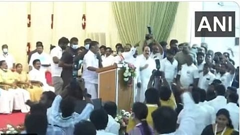 AIADMK बैठकीत माजी उपमुख्यमंत्र्यांवर भर सभेत फेकल्या बाटल्या