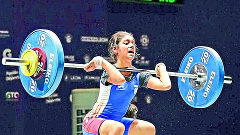 वजन उचलताना आकांक्षा व्यवहारे