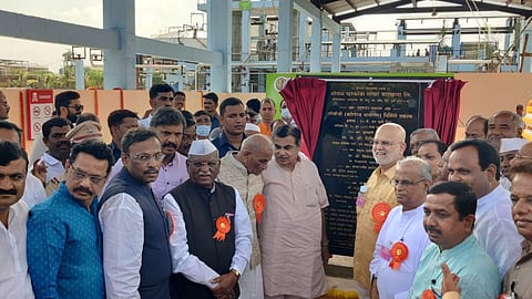 सी. बी .जी .गॅस प्रकल्पाचे उद्घाटन करताना केंद्रीय रस्ते वाहतूक मंत्री नितीन गडकरी, विनोद तावडे, पांडुरंग राऊत, विकास रासकर, हरिभाऊ बागडे, व मान्यवर.