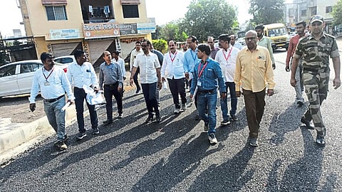 रस्त्याची पाहणी करताना आयुक्त रमेश पवार व अधिकारी