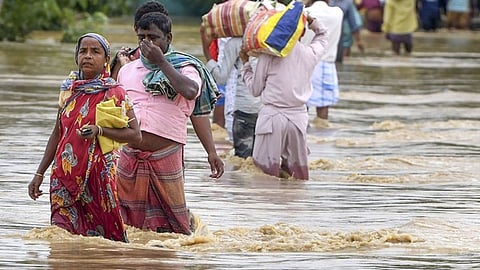आसाममध्ये पूरस्थिती गंभीर, ५० लाख लोकांना फटका,PHOTO