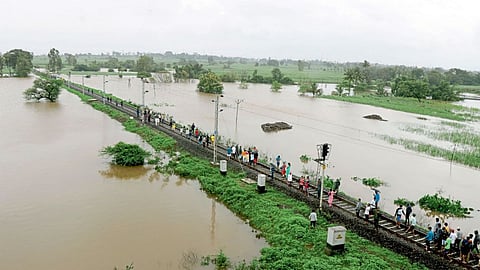 Pradeep Purandare writes flood-study-committees flood management solution on flood