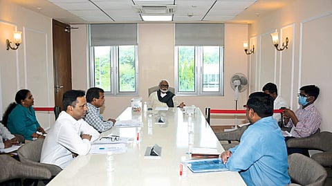 chhagan Bhujbal talking in meeting