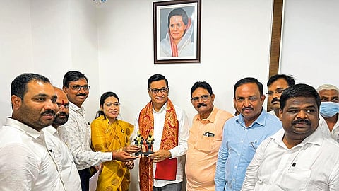 Minister Balasaheb Thorat welcome by MLA saroj Ahire