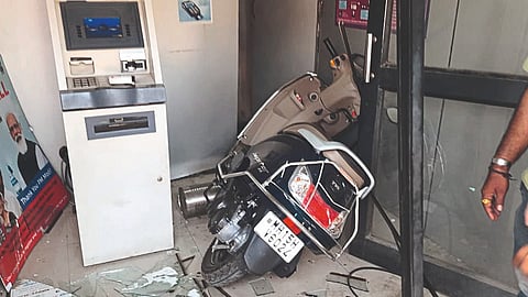 एटीएममध्ये घुसलेली दुचाकी.