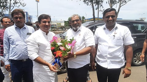 Raju Shetty felicitates Dhananjay Mahadik.