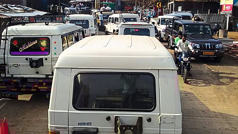 मुख्य बाजारपेठेतील वाहतूक कोंडीत सापडलेले वाहने