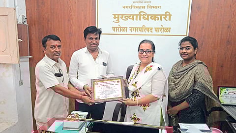 Bapu Mahajan Receiving felicitation by Nagpalika Chief Officer Jyoti Bhagat Patil