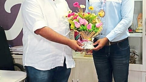 राष्ट्रीय ॲथेलेटिक्स स्पर्धेत कास्यपदक पटकाविणाऱ्या प्रतीक पिंगळे याचा गौरव करताना राष्ट्रवादी कॉंग्रेसचे जिल्हाध्यक्ष डॉ. अभिजित मोरे