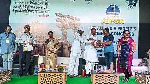 सेंद्रिय गुळाचे मध्य प्रदेशचे माजी मुख्यमंत्री आणि काँग्रेसचे ज्येष्ठ नेते खासदार दिग्विजय सिंग यांनी केलेल्या कामाचे कौतुक केले.