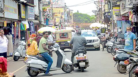 मार्ग एकेरी बनले दुहेरी