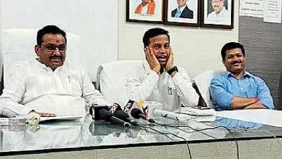 Panchayat Raj Samiti visit Vikram Kale Gathered 3 crore by giving target solapur