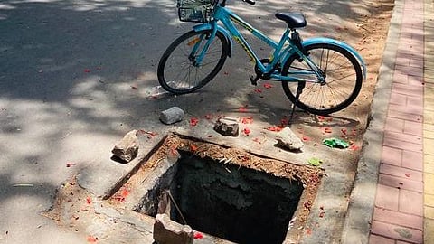 लोखंडी झाकणे चोरीलां गेले आहेत.