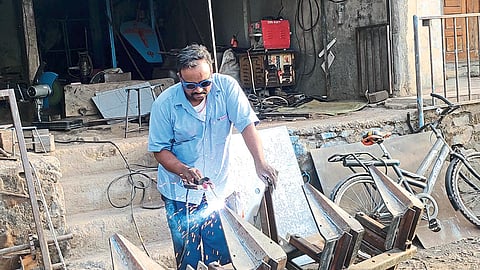 पावसाळ्यापूर्वी लोखंडी अवजारे बनविताना कारागिर