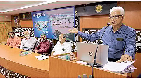 महापूर नियंत्रणासाठी धरणातील पाणीसाठ्यात ‘पूर आरक्षण’ ठेवले पाहिजे.