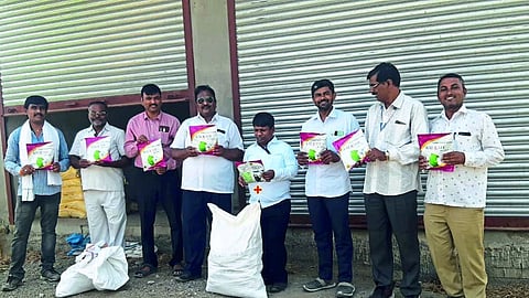 जप्त केलेल्या बोगस बियाण्याच्या पाकीटांसह कृषी विभागाने अधिकारी