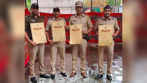 पोलीस अधीक्षक डॉ.अभिनव देशमुख यांनी सन्मानित केलेले पोलीस अधिकारी व कर्मचारी.