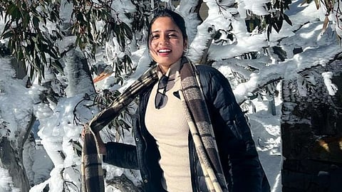 jeev zala yedapisa fame vidula chaugule enjoying snow in australia