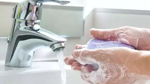 जास्त साबण लावल्याने खरचं शरीरावर पांढरे डाग पडतात का? जाणून घ्या..