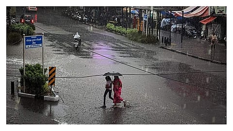 पुणे : शहरात ढगांच्या गडगडाटासह शुक्रवारी संध्याकाळी पावसानं दमदार हजेरी लावली. (फोटो - अभय कानविंदे)