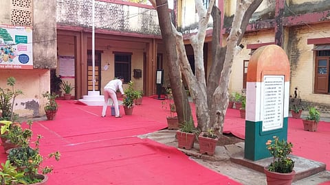 पंचायतराज समितीतील सदस्यांच्या प्रवेशासाठी असे गालीचे अंथरले आहेत.