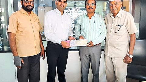 जिल्हा परिषद प्राथमिक शाळेचे उपक्रमशील शिक्षक कैलास बच्छाव यांनी रस्त्यात सापडलेला धनादेश पिंपळनेर येथील हस्ती बँकेचे शाखाधिकारी जी. एम. बोरसे यांच्याकडे सुपूर्द केला.