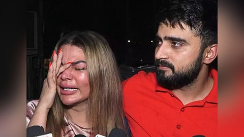 rakhi sawant reached police station to file a complaint against her ex-husband Ritesh