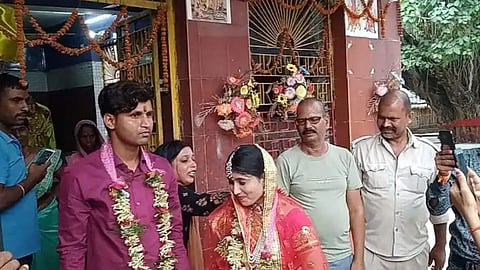 After SP's order a police constable married to his girlfriend in the temple in banka