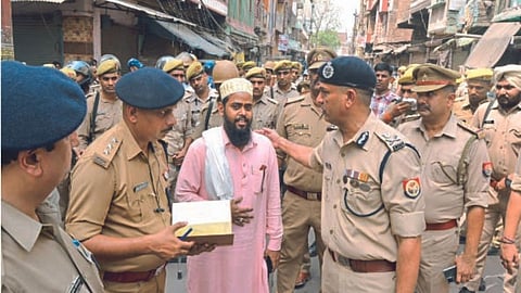 पोलिसांनी रविवारी संचलन करून स्थानिक नागरीकांशी संवाद साधला