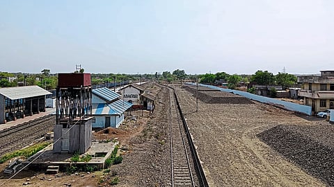 कजगाव स्थानकालगत ओस पडलेला रेल्वे मालधक्का