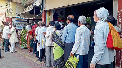 Nagpur msrtc Morbhavan Depot senior citizens inconvenience for smartcards