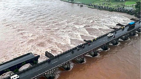 महाड शहर सावित्री व गांधारी नदीच्या संगमावर वसले आहे