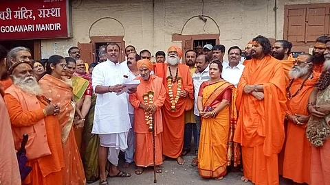 Kumbh Mela dates being handed over to Mahamantri Harigiri and Sagarane Swami by Purohit Sangh.